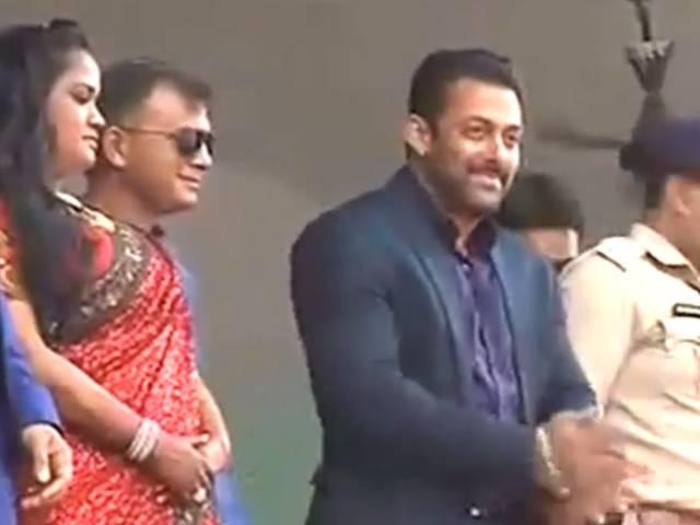 ...जब अर्पिता की शादी के रिसेप्शन में नाचे सलमान Mandi_Actor_Salman Khan_Arpita Khan Sharma_Aayush Sharma_wedding reception