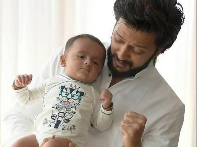 रितेश देशमुख ने फैंस को दिखाई बेटे रियान की झलक Riteish Deshmukh debuts son Riaan’s pictures online