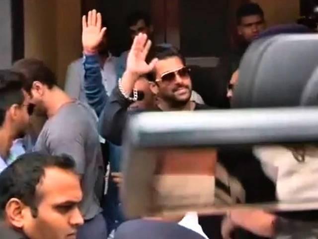 फर्स्टलुक जारी करने के लिए सलमान ने शाहरूख-आमिर को कहा थैंक्स Salman Khan_Shahrukh Khan_Aamir Khan_Bajrangi Bhaijaan_