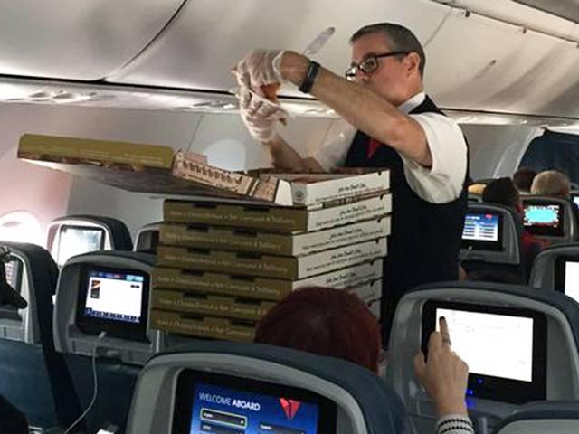 पायलट ने उड़ान में देरी होने पर नाराज यात्रियों के लिए पिज्जा मंगवाया Pilot_Airport_Pizza_