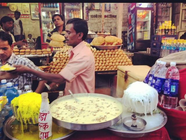 SHOCKING: दिल्ली में गोलगप्पे, मोमोज़, बर्गर और चाट के अंदर मिले मल के अंश Delhi_Study reveals Delhi street food contains faecal matter