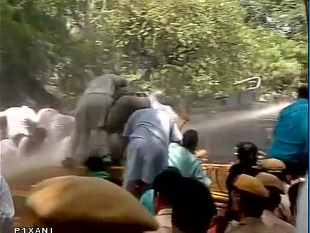 'सरकारी जासूसी' पर घिरे केजरीवाल, बीजेपी ने किया विरोध प्रदर्शन Delhi: BJP Protests against Arvind Kejriwal’s outside his house over Snoopgate issue, water cannon used against protestors.