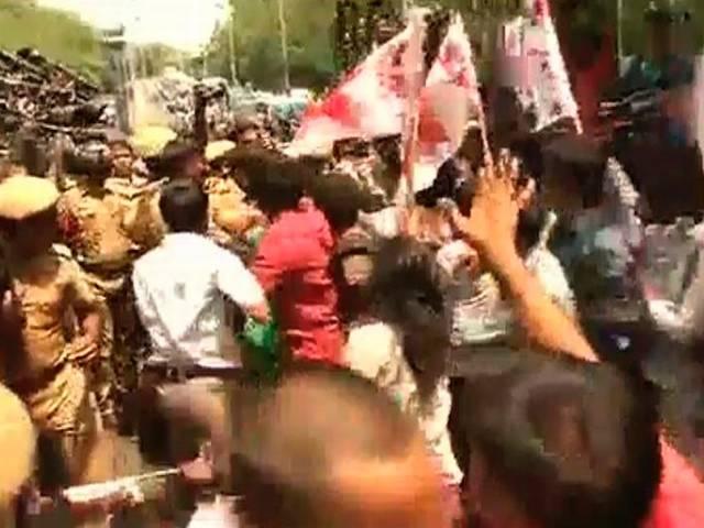 आईआईटी मद्रास विवाद: डीवाईएफआई सदस्यों ने परिसर के बाहर किया प्रदर्शन STUDENTS GROUP PROTEST OUTSIDE IIT MADRAS