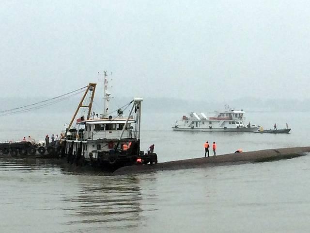 चीन की यांगत्सी नदी में जहाज डूबा, जहाज में 450 यात्री सवार china_ship_drowned