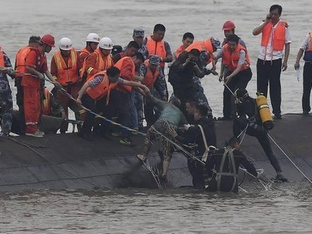 चीन की यांगत्सी नदी में 450 से अधिक यात्रियों से भरा जहाज डूबा china