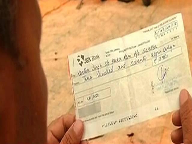 जम्मू के एक गांव में बाढ़ पीड़ितों को बांटे गए 47 रुपये से लेकर 378 रुपये के चेक jammu_flood_compensation