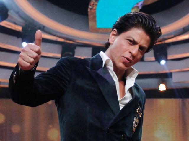 सोशल मीडिया के 'किंग' बने शाहरुख तो प्रियंका बनी 'क्वीन' shah rukh khan_Priyanka Chopra