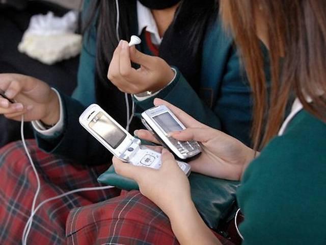 अभिभावकों को स्कूलों में मोबाइल लाने से रोका तो होगी कार्रवाई parents_MOBILE_SCHOOL
