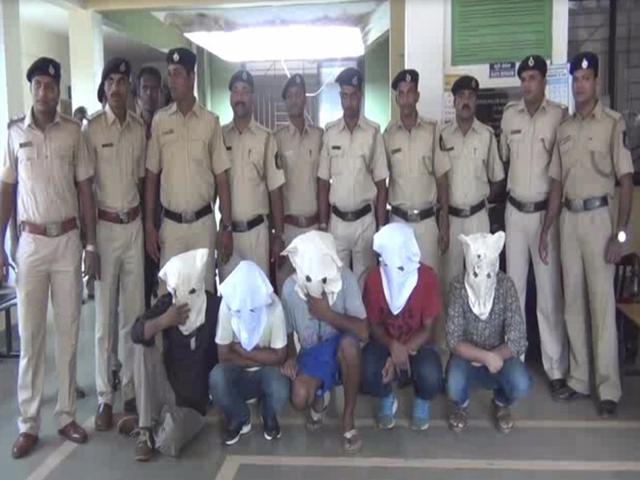 गोवा में दिल्ली की दो लड़कियों से गैंगरेप के पांच आरोपी गिरफ्तार, खुद को पुलिसवाला बताकर लड़कियों को किया था अगवा Five men gang rape two women in Goa, arrested