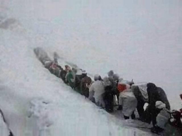 श्रद्धालुओं के सामने संकट, सैकड़ों यात्री फंसे hemkund sahib yatra stop by heavy snowfall