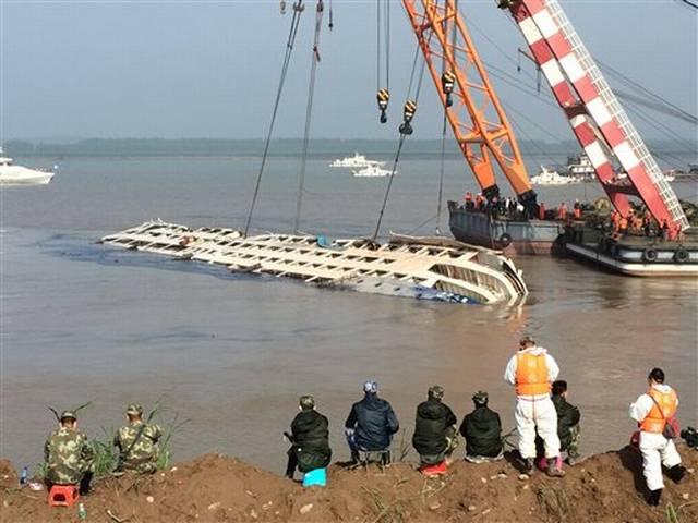 चीन में जहाज डूबने की घटना में मृतकों की संख्या बढ़कर 345 हुई Death toll climbs to 345 in China’s cruise ship capsizing