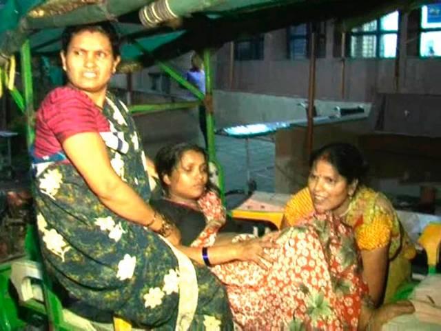 सरकारी अस्पताल की लापरवाही, इमरजेंसी गेट पर हुई डीलिवरी hospital_delhi