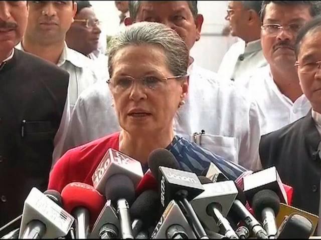 'एक हाथ से राज्यों को पैसा दे रही है और दूसरे हाथ से ले रही है सरकार' rahul and sonia gandhi comment on modi government