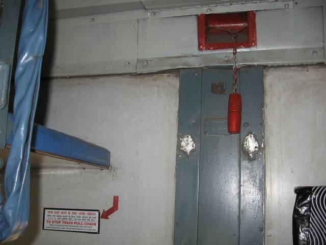 ट्रेन रोकने वाले चेन सिस्टम को हटाने की कोई योजना नहीं: रेलवे No plans to Remove Chain Pulling System: Railways