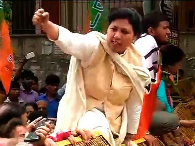 सोमनाथ भारती के खिलाफ दिल्ली की महिलाओं का फूटा गुस्सा, दिखाए काले झंडे women angery with delhi MLA somnath bharti