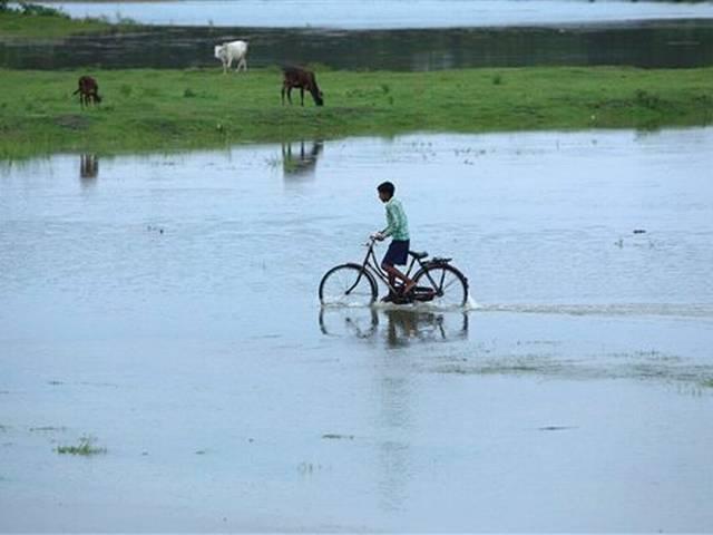 असम में बाढ़ से स्थिति बदतर हुई, तीन लाख प्रभावित Assam flood situation worsens, 3 lakh affected