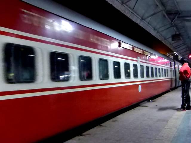 एसी कोच में नहीं दिया पानी, रेलवे पर एक लाख का जुर्माना railway