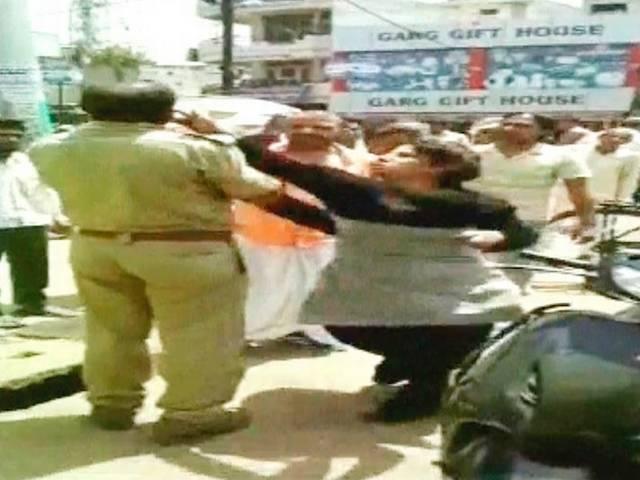 लेडी सिंघम: नशे में धुत पुलिस वाले की महिला ने की धुनाई lady singham