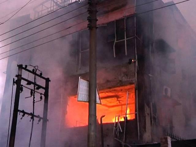नोएडा की गारमेंट फैक्ट्री में आग में भीषण आग, दमकलकल विभाग पर लेटलतीफी का आरोप NOIDA GARMENT FACTORY FIRE