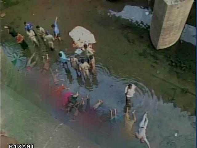 आंध्र प्रदेश: गोदावरी नदी में गिरी बस, करीब 21 लोगों की मौत bus-falls-into-godavari-river
