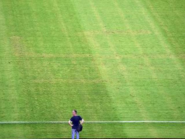 क्रोएशिया ने मैच के दौरान स्वस्तिक चिन्ह के लिए माफी मांगी Swastika Appears On Football Pitch During Croatia V Italy Match In Split