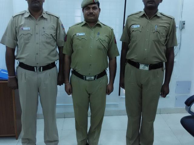 7 मिनट में मौके पर पहुंचकर पीसीआर के जवानों ने बचाई महिला की जान delhi police good job