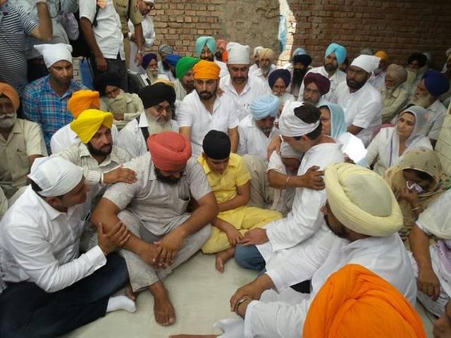 पंजाब में आत्महत्या करने वाले किसान के घर पहुंचे राहुल Rahul visits family of farmer who committed suicide in Punjab