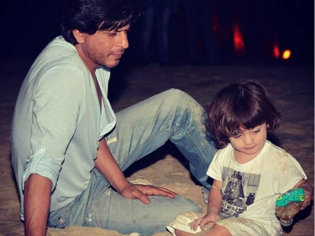 खुद को 'बोरिंग और इरिटेटिंग फादर' मानते हैं सुपरस्टार शाहरूख खान! Shah Rukh Khan tweeted, ‘yes I am guilty of being that irritating father who bores everyone with his kids’ pics’