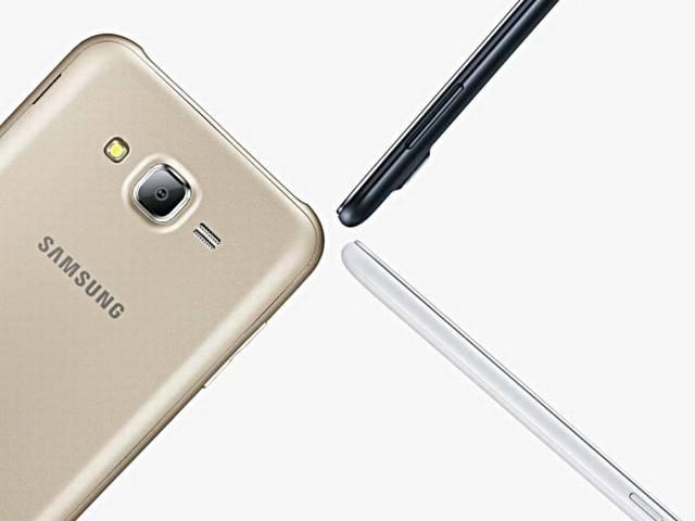 सैमसंग ने लॉन्च किए फ्रंट फ्लैश के साथ दो बजट स्मार्टफोन Samsung Galaxy J7 and J5 with front-facing flash are now official