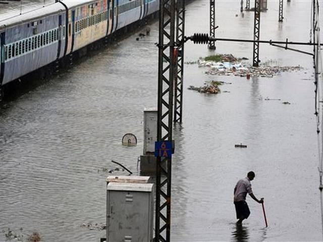 मुंबई में झमाझम बारिश से बॉलीवुड भी हुआ परेशान mumbai_rain