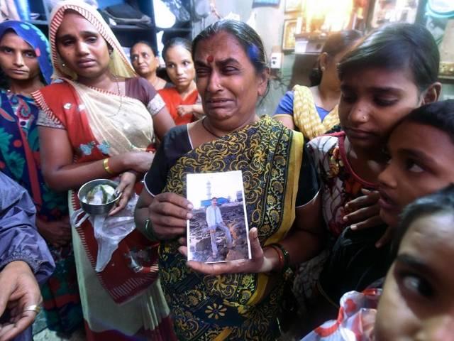 मुंबई: जहरीली शराब से मरने वालों की संख्या 64 हुई, आठ पुलिस अधिकारी सस्पेंड Mumbai hooch toll rises to 53; eight cops suspended
