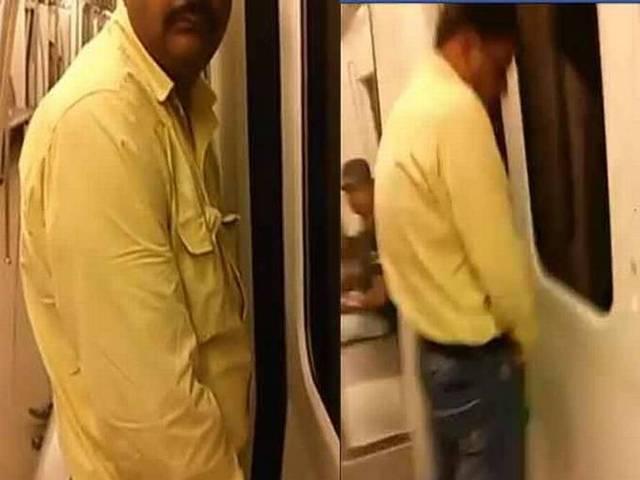SHOCKING: मेट्रो में नियम और शर्म को ताक पर रखते हुए इस शख्स ने खुलेआम किया पेशाब Delhi Metro_man was caught peeing inside the Delhi Metro