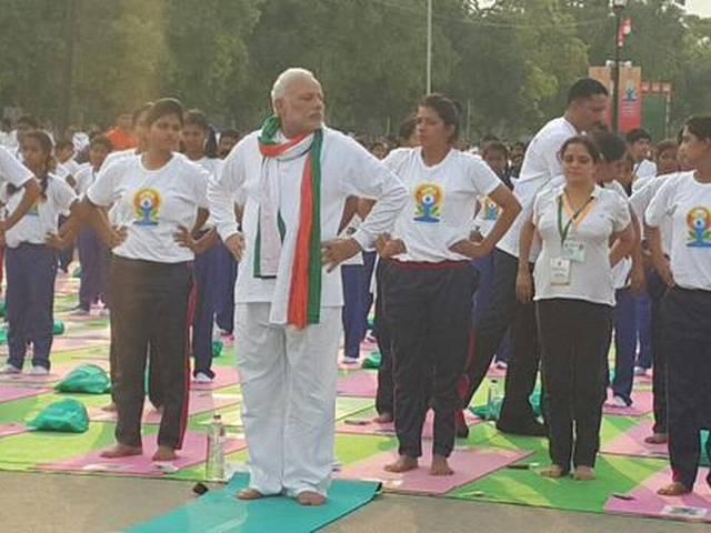 राजपथ पर 35 हजार लोगों ने एक साथ योग करके बनाया वर्ल्ड रिकॉर्ड rajpath_yoga_modi