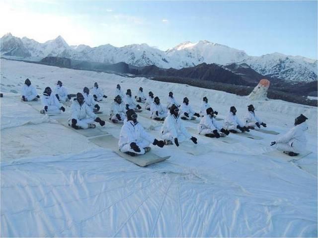 सियाचिन से लेकर दक्षिण चीन सागर तक भारतीय सशस्त्र बलों ने मनाया अंतरराष्ट्रीय योग दिवस rajpath_yoga_modi