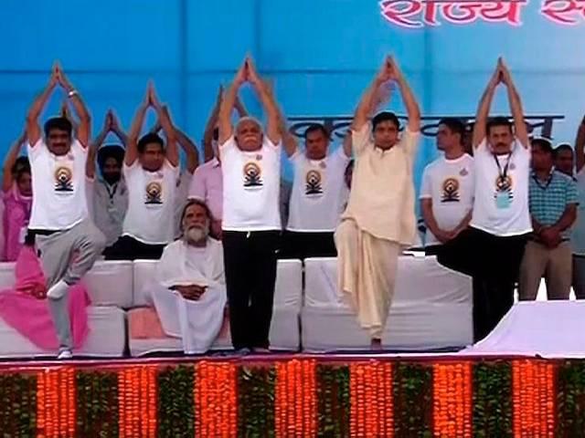 हरियाणा के मुख्यमंत्री ने ट्रैकसूट में किया योग rajpath_yoga_modi