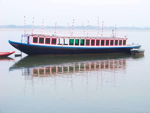 वाराणसी: बेसहारा बच्चों के लिए 'तैरती पाठशाला' VARANASI_floating_school