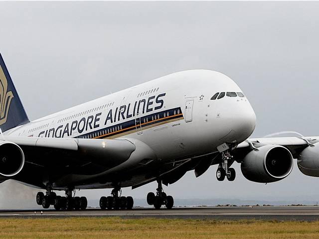 मुंबई से आ रहा सिंगापुर एयरलाइन का विमान आपात स्थिति में उतरा Singapore Airlines flight from Mumbai makes emergency landing