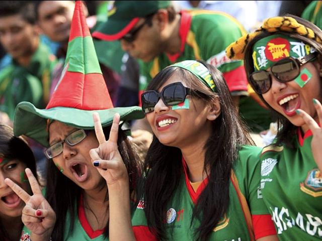 टीम इंडिया के खिलाफ जीत के जश्न में डूबा बांग्लादेश Dhaka_Bangladesh_Fans cheer
