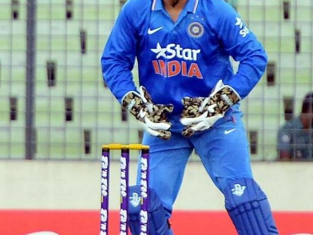 धोनी की कप्तानी छोड़ने की पेशकश का पूर्व खिलाड़ियों ने किया विरोध m s dhoni_captain