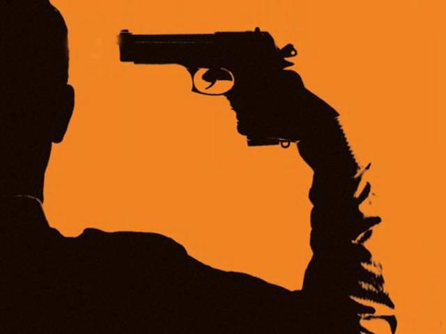 नकली बंदूक के साथ सेल्फी ले रहे लड़के को पुलिस ने डकैत समझकर मार गिराया selfie