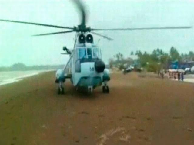 दमन कोस्ट गार्ड्स ने डूब रहे जहाज से 14 लोगों को बचाया Daman coast guard saves all from a sinking cargo ship going from Porbandar to Mumbai