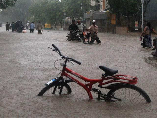 गुजरात: बारिश से अब तक 51 लोगों के मरने की खबर, चक्रवात की चेतावनी जारी gujarat_rain_death_toll_reaches_51