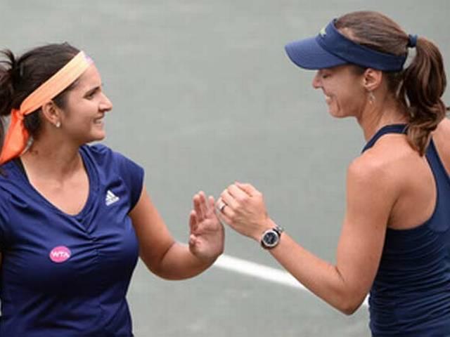 सानिया-हिंगिस की जोड़ी सेमीफाइनल में Sania Mirza-Martina Hingis storm into semis of Aegon International