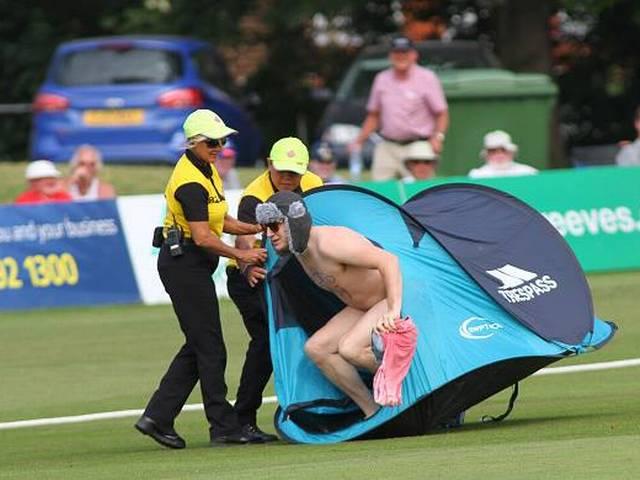 ऑस्ट्रेलियन टीम के मैच में दर्शक ने मैदान पर कैंप लगाकर उतारे कपड़े Australian Cricket Team_Kent Cricket Club_Shaun Marsh_