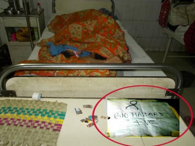 शर्मनाक: अस्पताल में महिला के बिस्तर पर लिखा ‘इसे AIDS है’ meerut_shame_name reveal