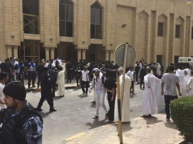 कुवैत: मस्जिद में जुमे की नमाज के दौरान विस्फोट, 3 मरे Blast hits Kuwait Shiite mosque causing casualties