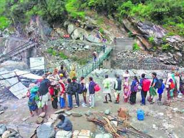 उत्तराखंड में बारिश से रोकी गई चार धाम यात्रा, 15 हजार यात्री फंसे Uttarakhand airlifts 900 pilgrims from Chardham are