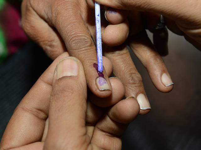 उपचुनावः तमिलनाडु में कड़ी सुरक्षा के बीच मतदान जारी BI-POLL voting continues in tamilnadu