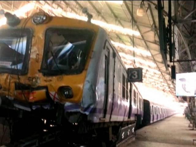 मुंबई में लोकल चर्चगेट स्टेशन पर प्लेटफॉर्म के ऊपर चढ़ी Mumbai local train crashes into platform at Churchgate