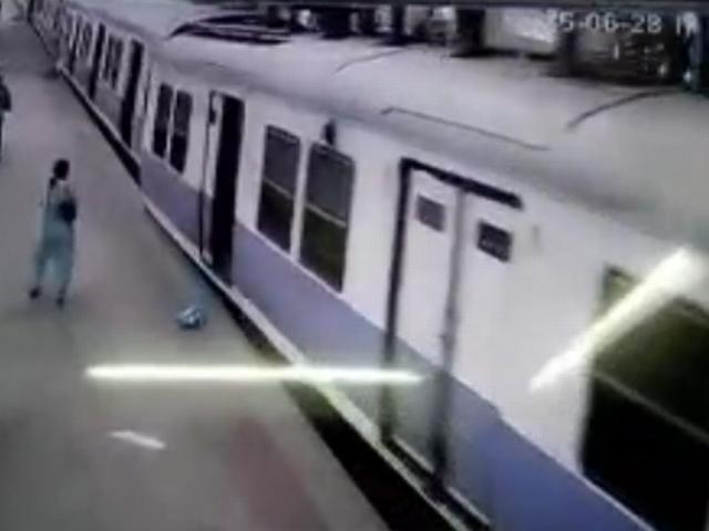 चर्चगेट स्टेशन पर हुए हादसे का सीसीटीवी वीडियो आया सामने CHURCH GATE STATION ACCIDENT